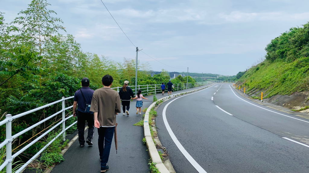 高台から降りる風景画像